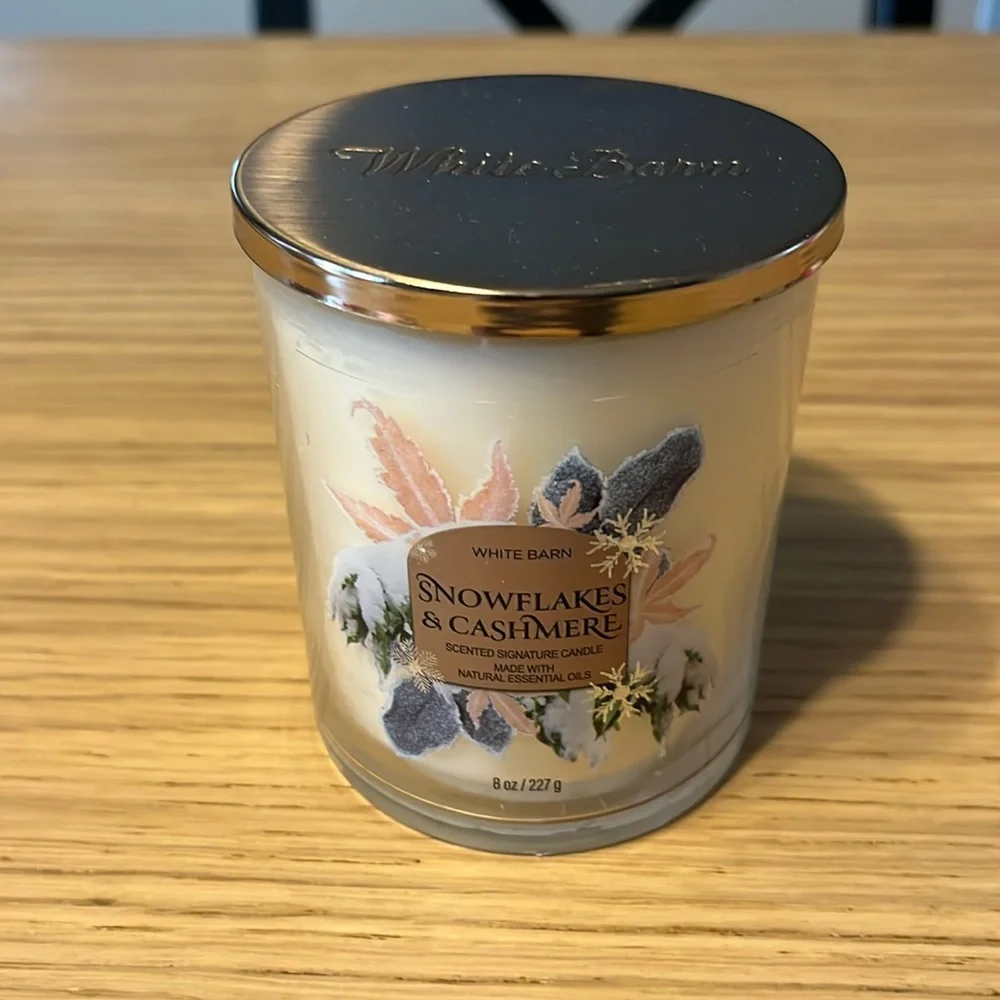 Bath & Body Works Single Wick Candle. Snowflakes & Cashmere.
